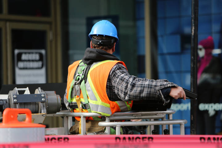 Bauleiter im Gespräch auf der Baustelle